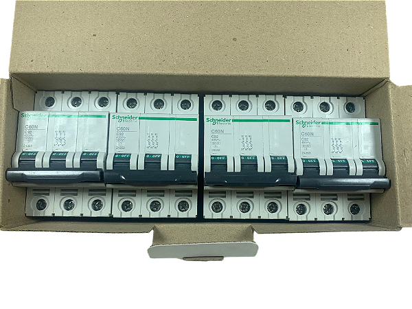 Disjuntor tripolar 32A 6kA curva C C60N 24353 Schneider Electric
