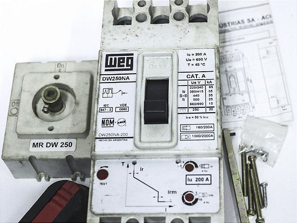 Disjuntor tripolar 200A com manopla rotativa prolongada DW250NA-200 WEG usado