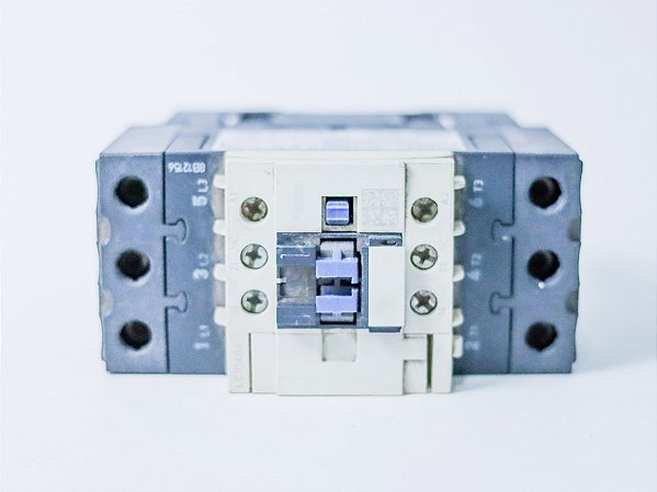 Contator tripolar 40A 220VCA 1NA+1NF LC1D40AM7 Schneider Electric sem embalagem