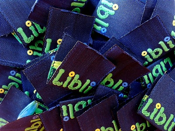 Etiqueta bordada em tafetá