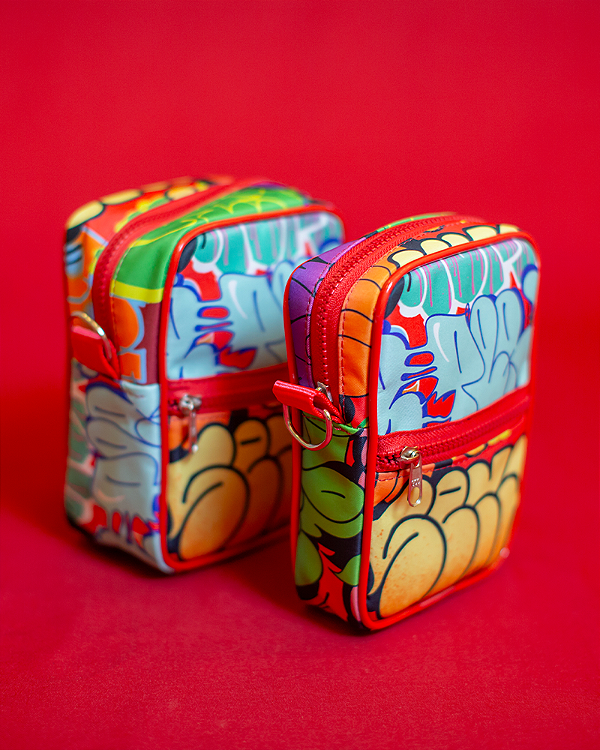 SHOULDER BAG ESTAMPADA COM BOLSO FRONTAL - BOMB