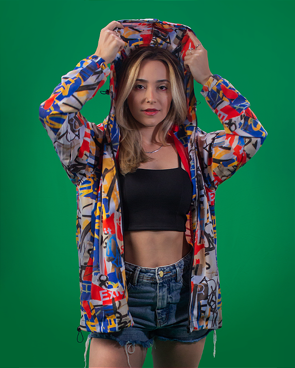 JAQUETA CORTA VENTO HIDROREPELENTE ESTAMPADA E COM CAPUZ - LAMBE