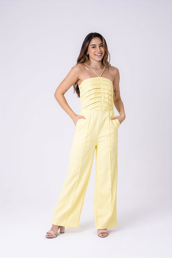 Macacão longo em alfaiataria com detalhes de pregas.