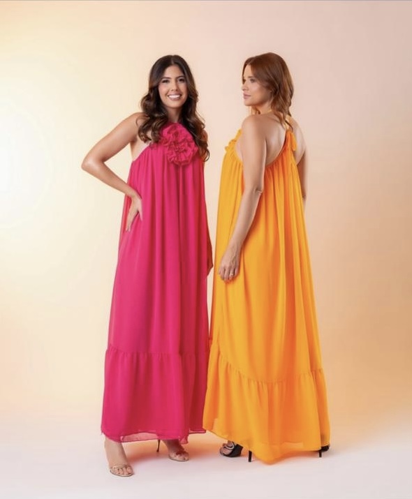 Vestido longo em tecido mussaline com detalhe de rosa