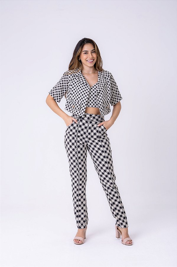 Calça em alfaiataria slim.