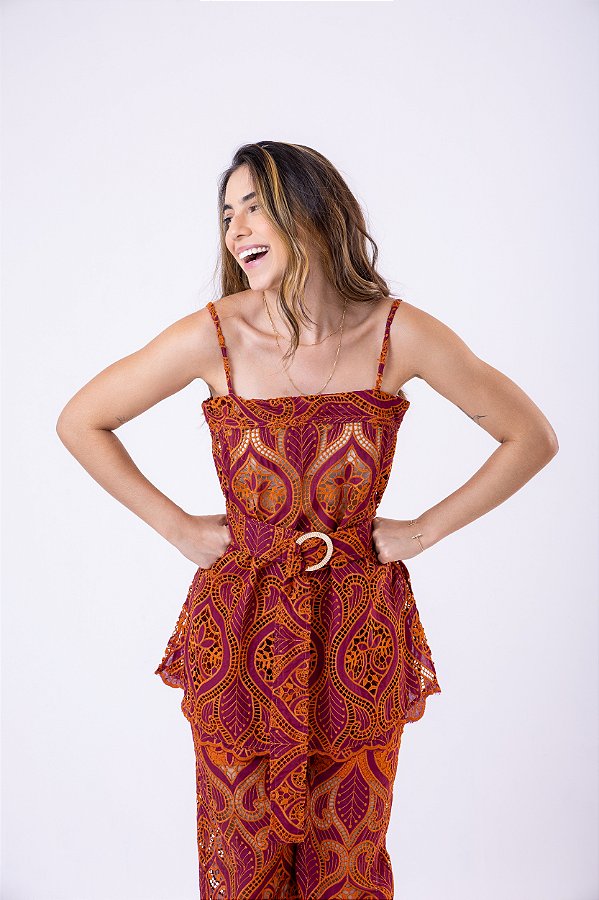 Túnica em guiper com cinto.