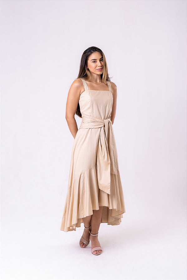Vestido em tricoline assimétrico com faixa larga.