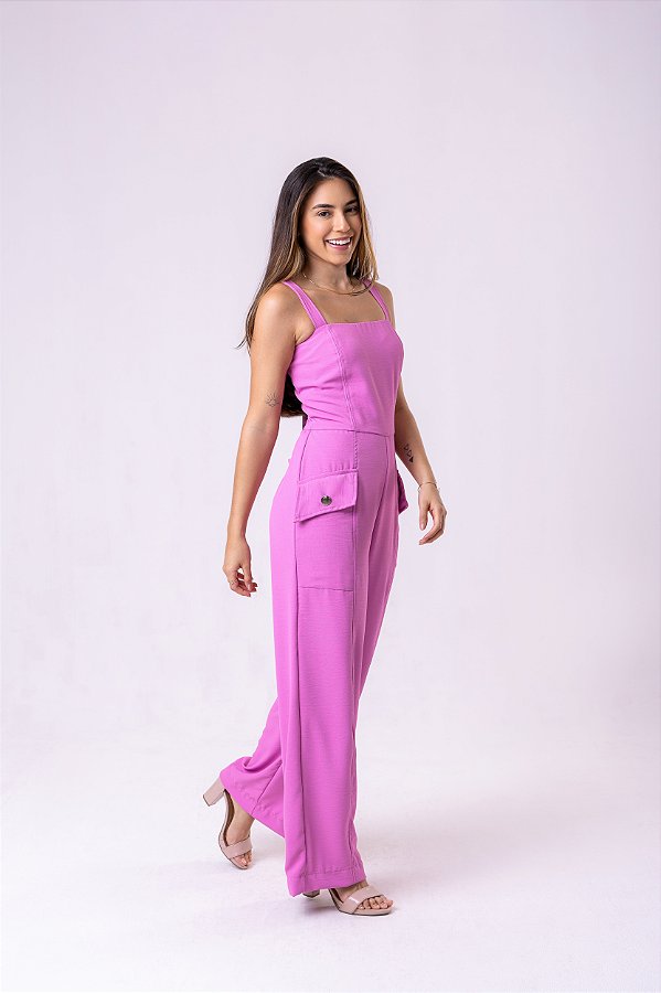 Macacão em alfaiataria com bolsos cargos.