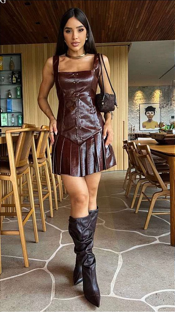 Vestido curto em couro
