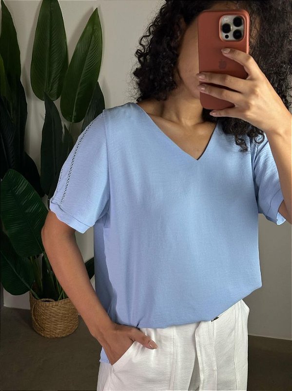 BLUSA DECOTE V COM DETALHE  ENTRE O MEIO MANGA D758585