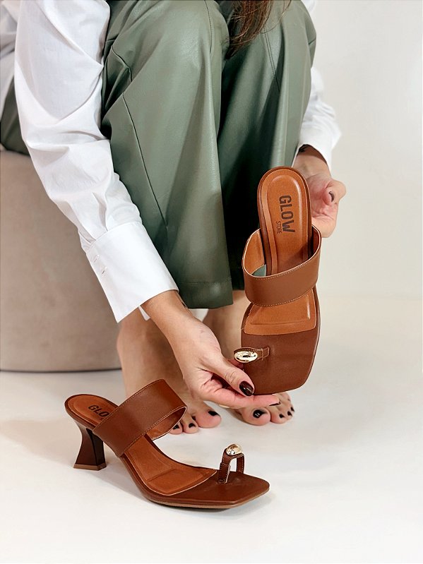 Tamanco Feminino Com Peça Dourada, Maria - Marrom