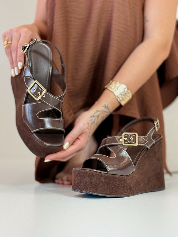 Sandália Anabela Feminina Emília – Café com Fivelas Douradas