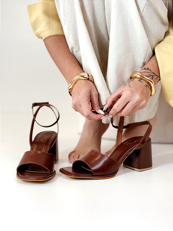 Sandália Feminina Flávia – Café Salto Bloco