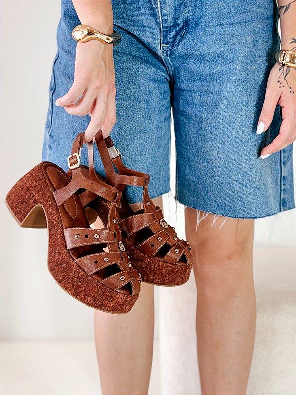 Sandália Anabela Feminina Juliana – Caramelo com Aplicações