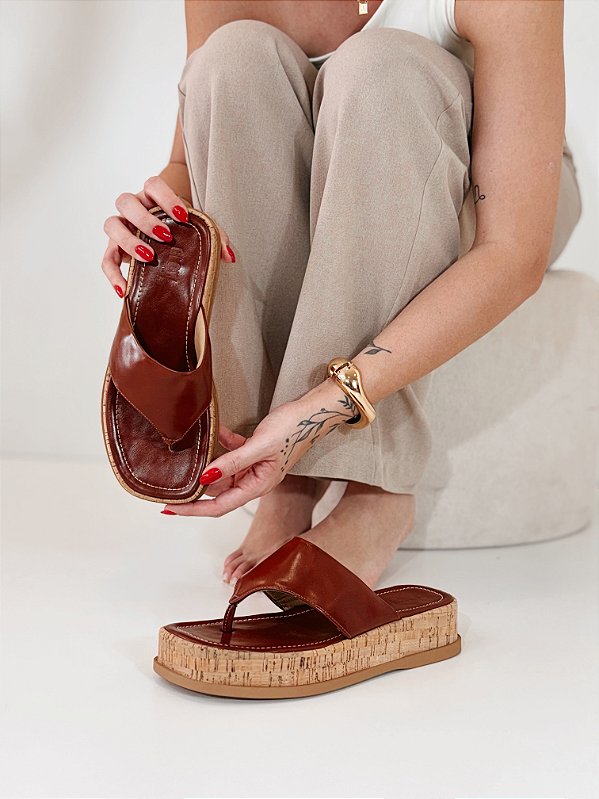 Sandália Feminina Flatform Aurora – Caramelo com Base de Cortiça