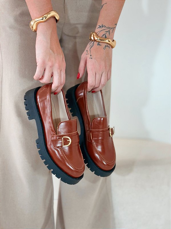 Mocassim Feminino Tratorado Jane – Caramelo com Fivela Dourada