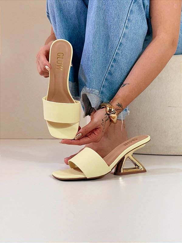 Tamanco Feminino Helena – Manteiga com Salto Dourado