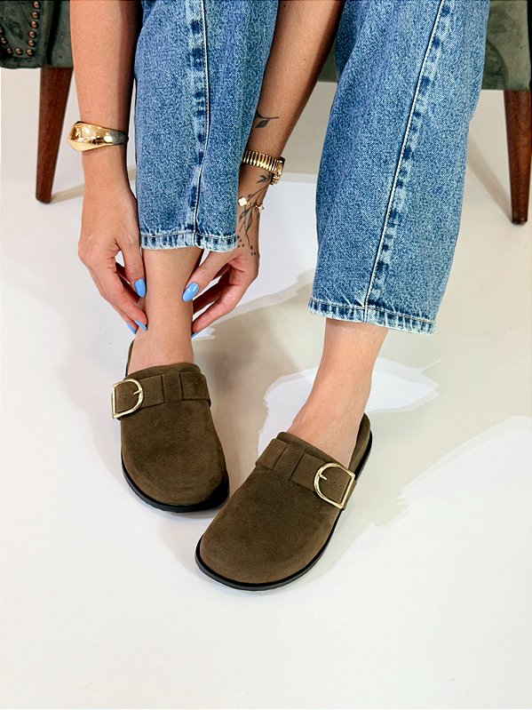 Clog Feminino Teresa – Verde Militar com Fivela Dourada | Glow Store