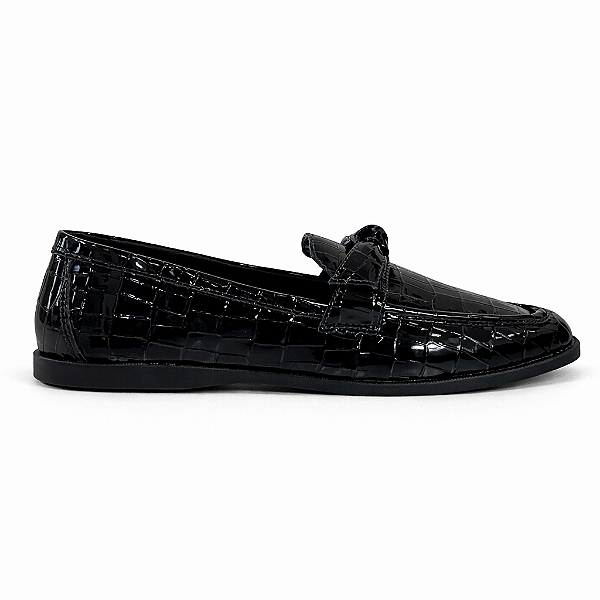 Mocassim Feminino Amanda – Croco Preto com Acabamento Verniz