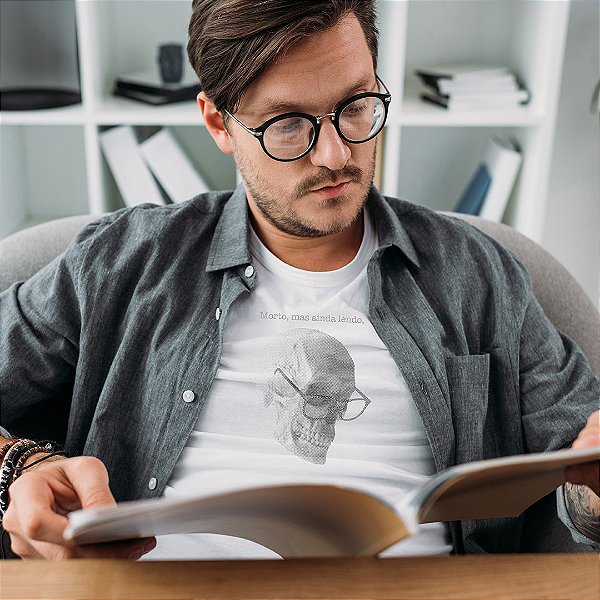 Camiseta Morto, Mas Ainda Lendo