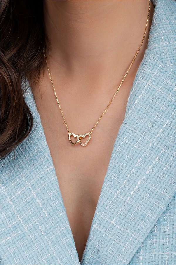 Colar de corações entrelaçados cravejado em zircônia