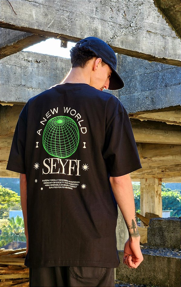 Camiseta Oversized Estampa A New World - Preto