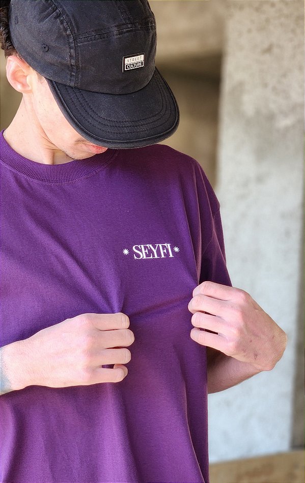 Camiseta Oversized Estampa A New World - Roxo