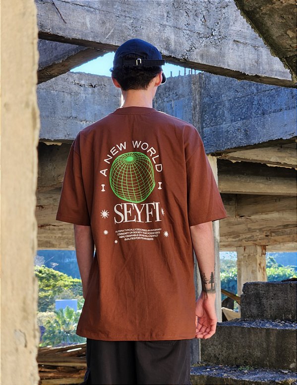 Camiseta Oversized Estampa A New World - Marrom