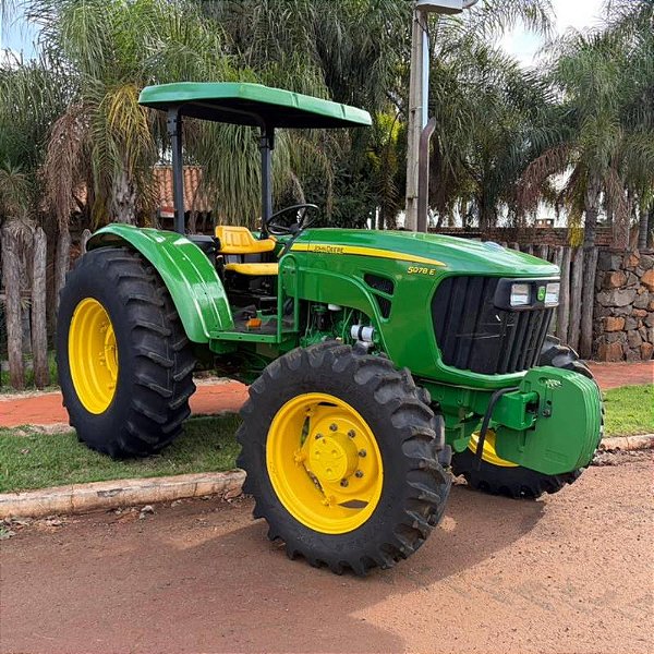 TRATOR JOHN DEERE 5078E - Ano 2013