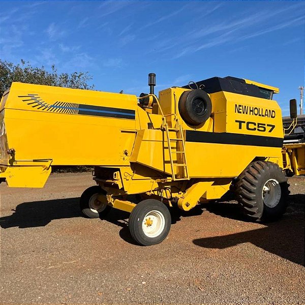 COLHEITADEIRA NEW HOLLAND TC 57 - Ano 1997