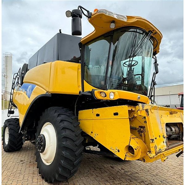 COLHEITADEIRA NEW HOLLAND CR 9060 - Ano 2011