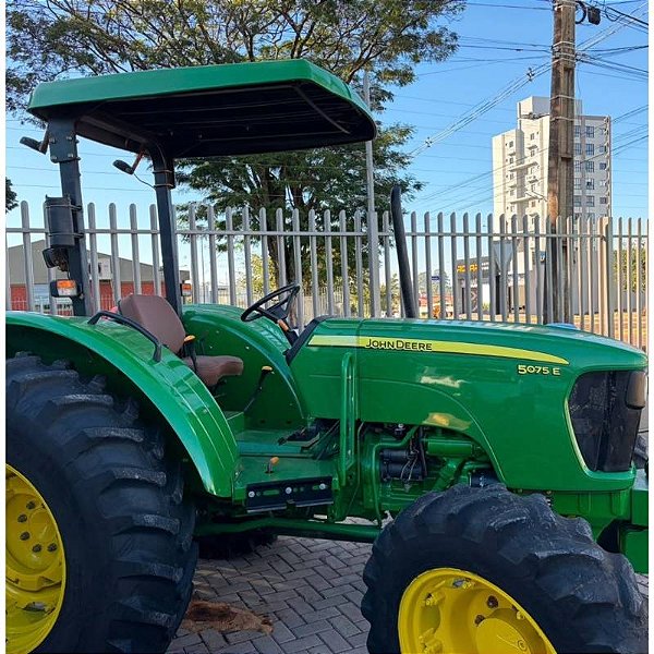 TRATOR JOHN DEERE 5075E - Ano 2018