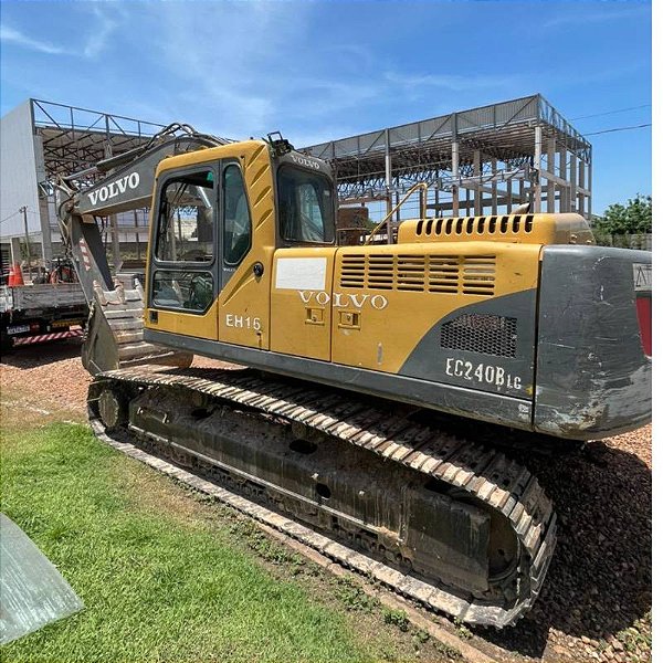 ESCAVADEIRA VOLVO EC 240 BLC - Ano 2011