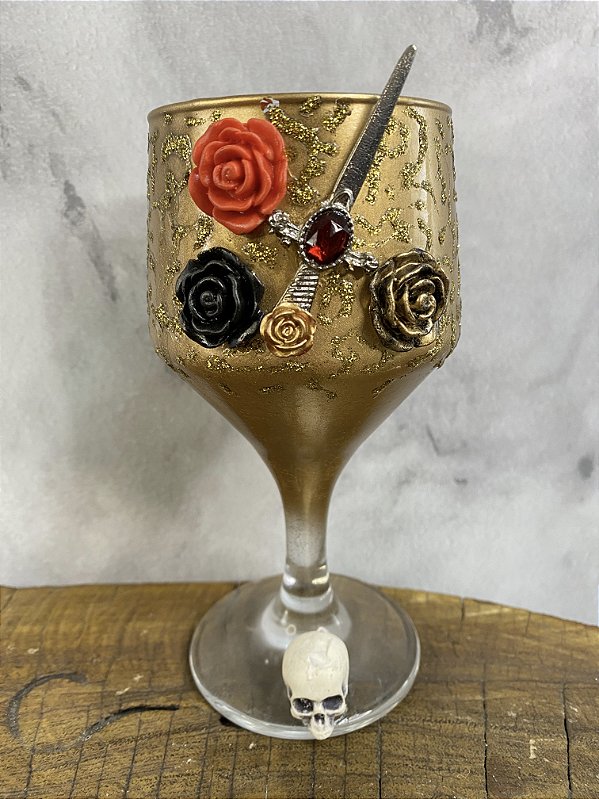 TAÇA LUXO DOURADA COM PUNHAL