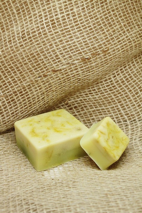 🌿 Sabonete de Argila Branca com Pó de Arroz e Calêndula 🌿 100g aprox