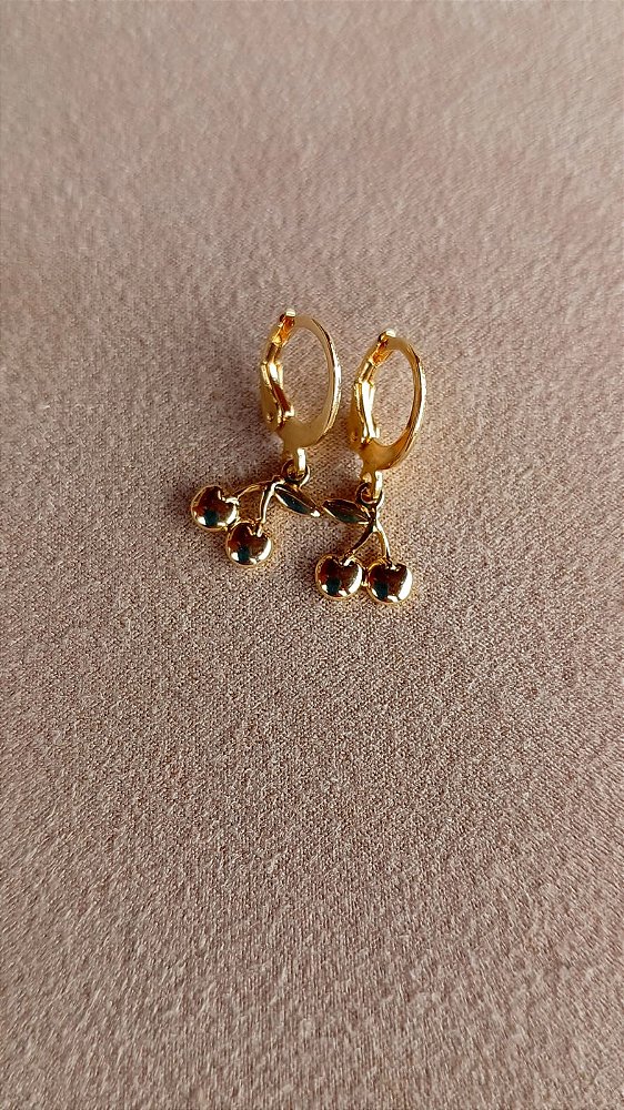 Brinco argola click cereja