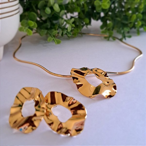 Conjunto orgânico com aro ondulado e pingente