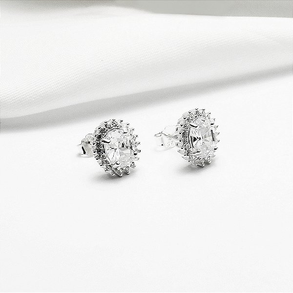 Brinco Oval - Prata cravejado em Zircônias