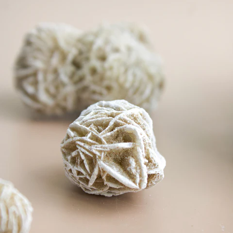 Selenita rosa do deserto natural bruta - purificação de traumas - 20 a 29g