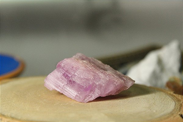 Kunzita natural bruta - fluxo do amor - 20 a 30 g