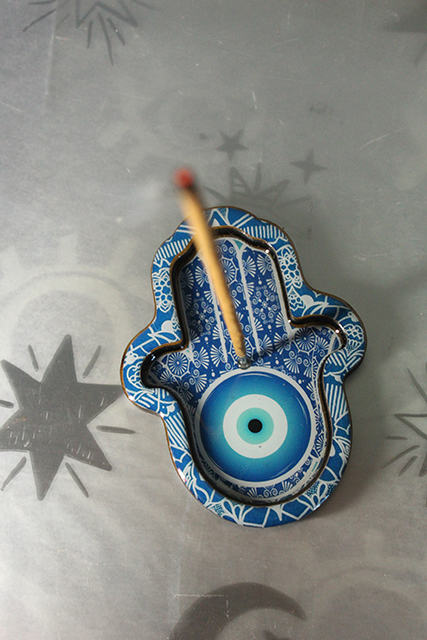 Incensário hamsá com olho grego em madeira 9cm