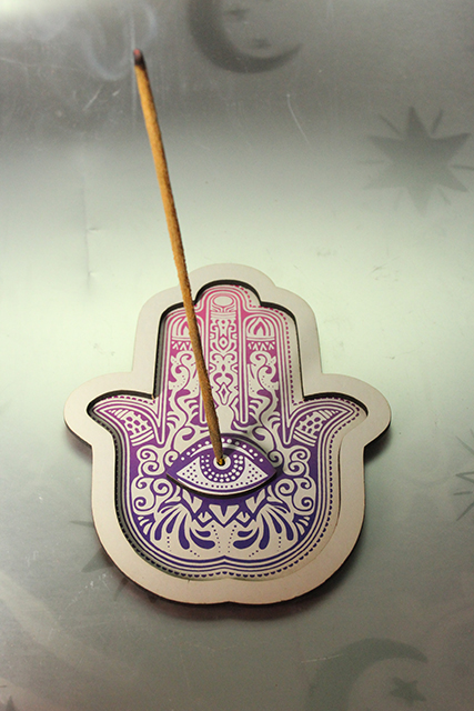 Incensário hamsá com olho grego em madeira rosa e lilás 15cm