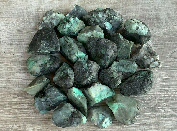 Esmeralda natural bruta - sabedoria e relacionamentos -  10 a 15g