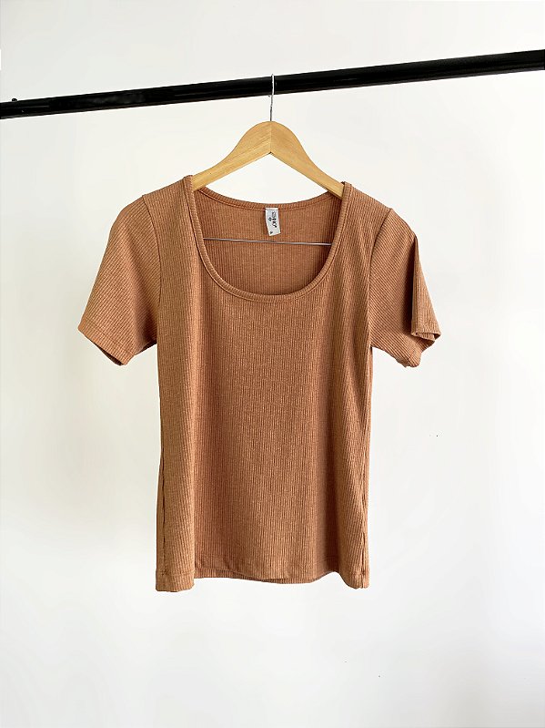 Blusa canelada com decote canoa