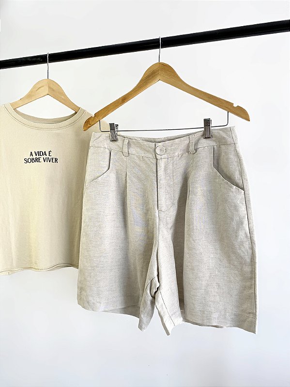 Shorts feminino com pregas em alfaiataria