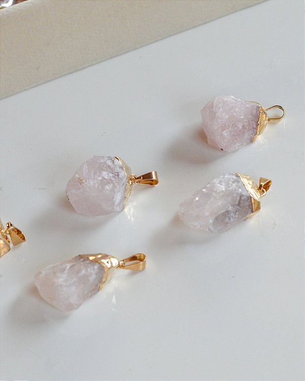 Pingente de Quartzo Rosa Bruto Dourado - Amor próprio, Perdão e Relacionamentos