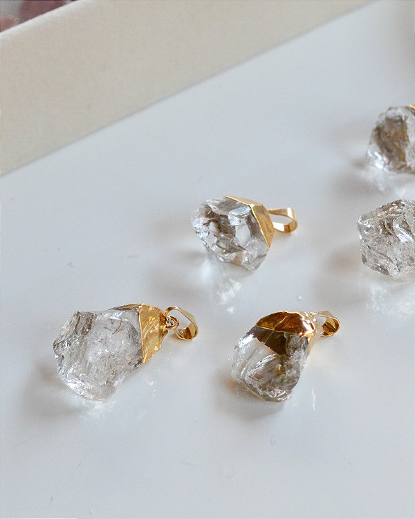 Pingente de Quartzo Cristal Bruto Dourado - Intensificador, Iluminação e Energização