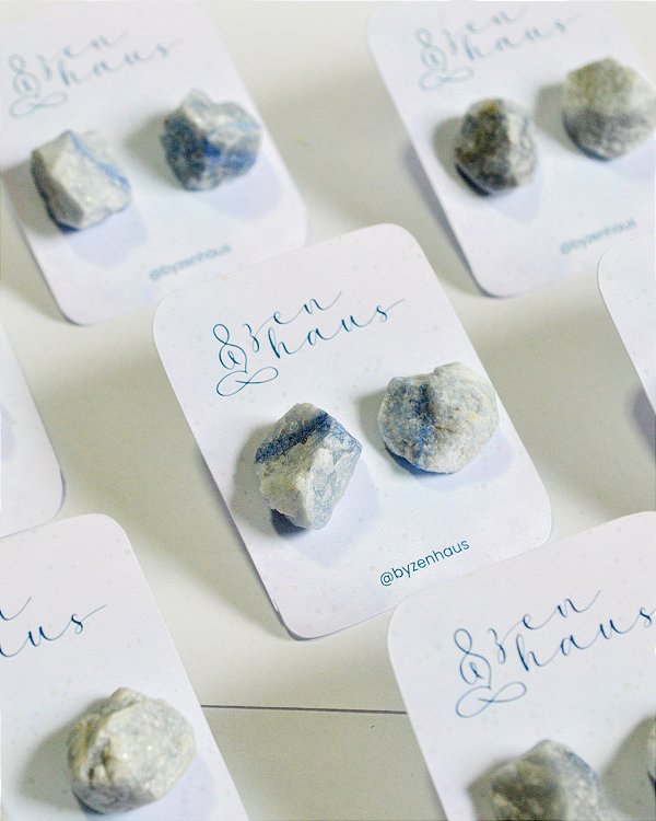 Brinco de Quartzo Azul Bruto - Paciência, Comunicação, Medos, Sabedoria e Compreensão