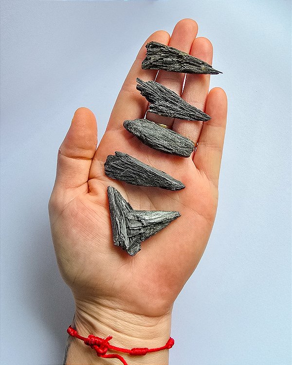 Cianita Preta Mini - Vassoura de Bruxa - Proteção, Varre para longe a negatividade