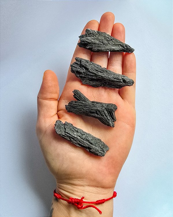 Cianita Preta - Vassoura de Bruxa - Proteção, Varre para longe a negatividade